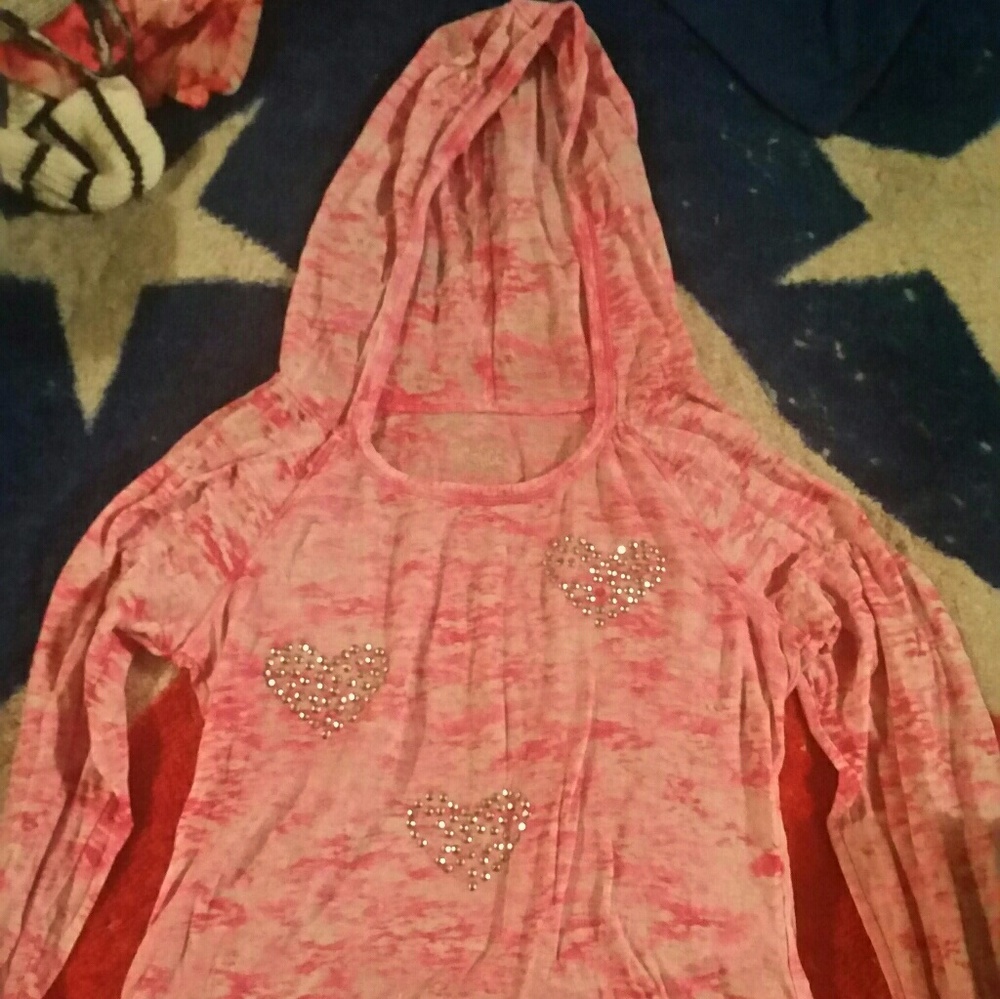 A thin hooded long sleeve pink shirt